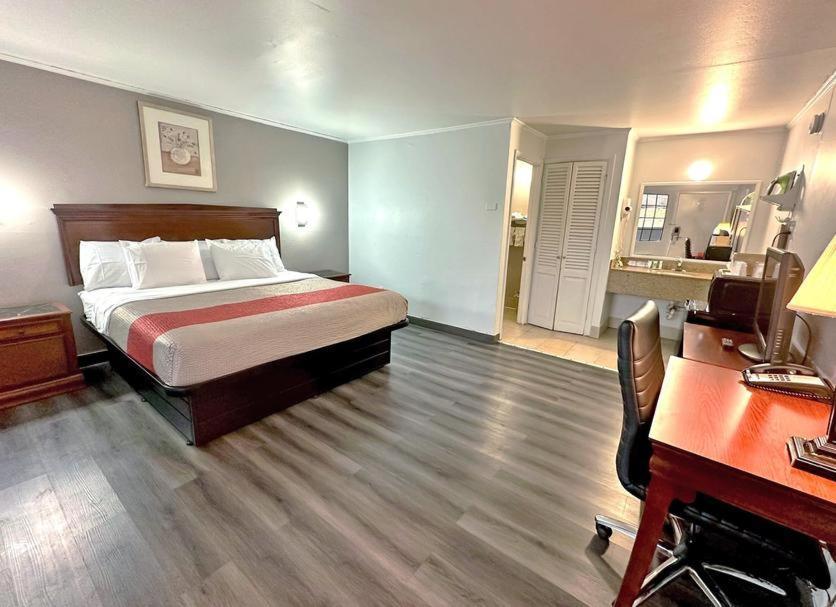 Red Carpet - 2* Stamford