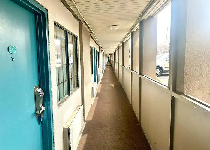 Red Carpet Inn - Stamford